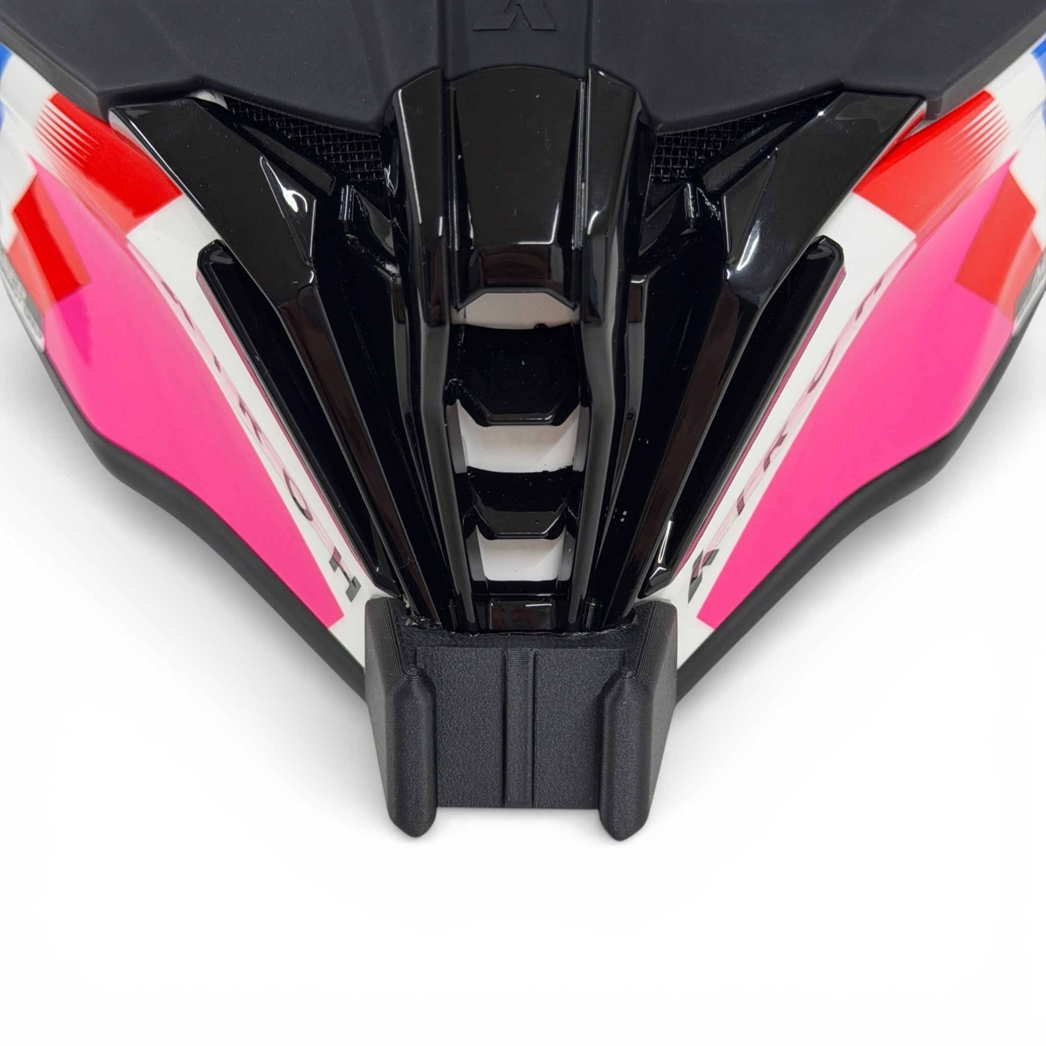 Vista frontal del casco AIROH STRYCKER con el soporte de mentonera RiderMounts montado