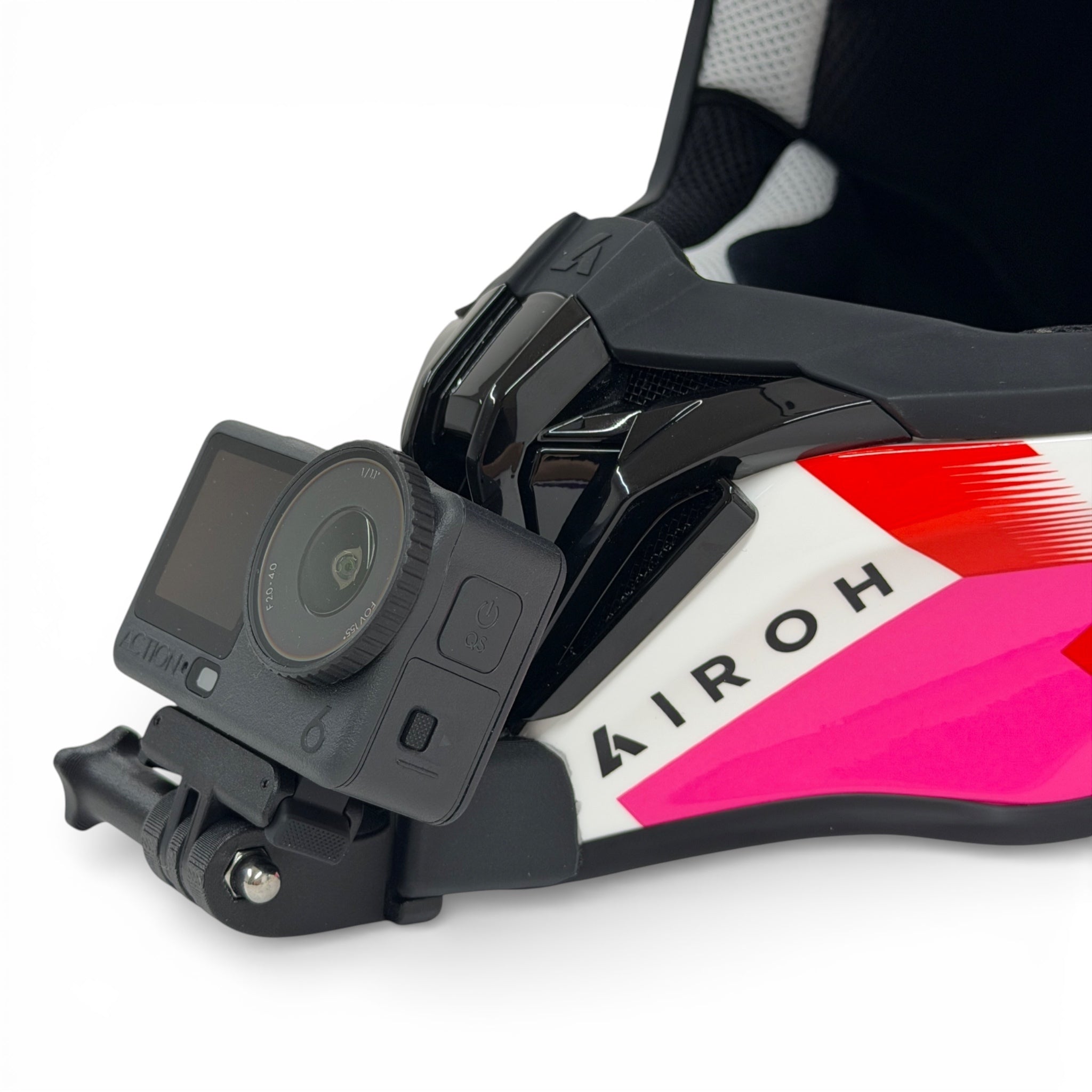 Soporte de mentonera RiderMounts en el casco AIROH STRYCKER visto desde otro ángulo