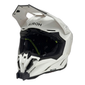 Casco AIROH TWIST 3 con el soporte de mentonera RiderMounts instalado