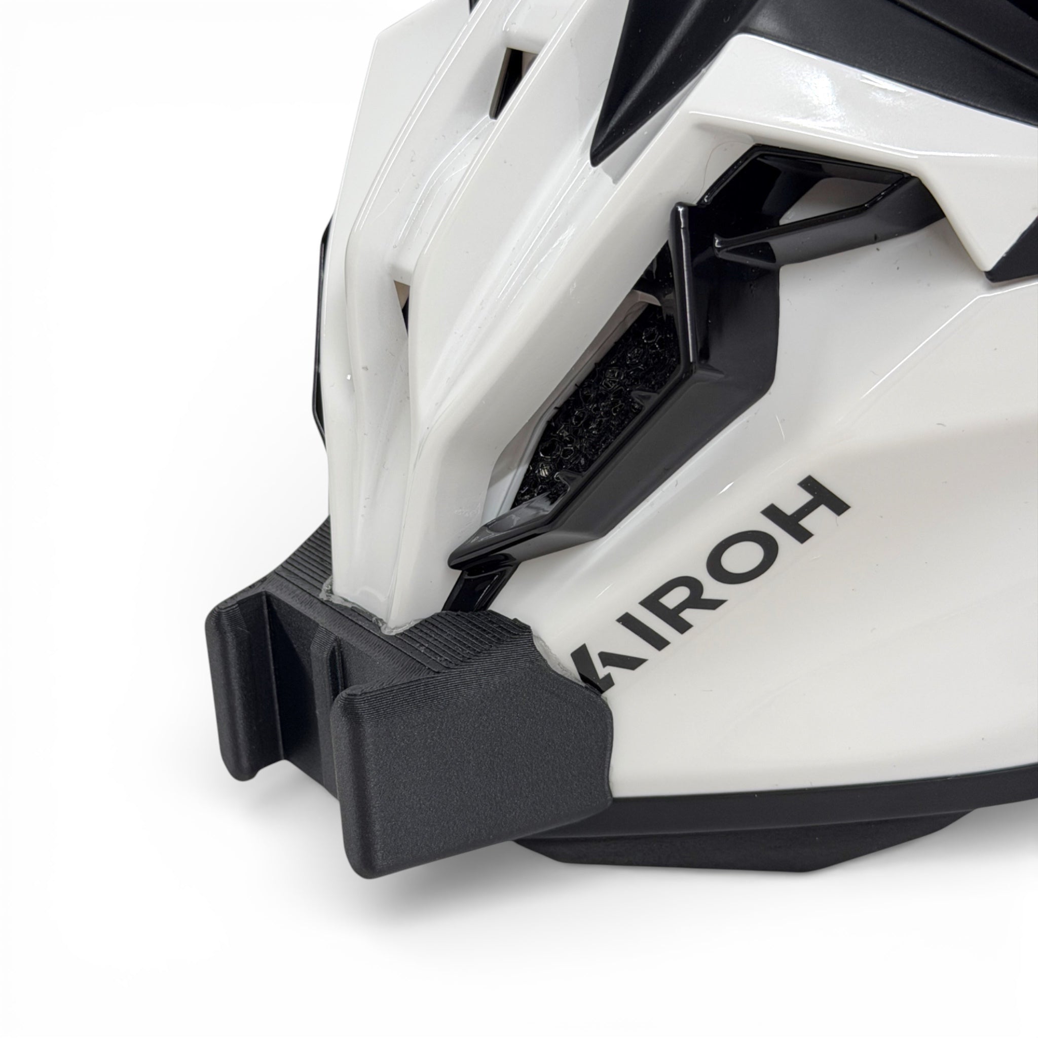Primer plano del soporte de mentonera RiderMounts en la barbilla del casco AIROH TWIST 3