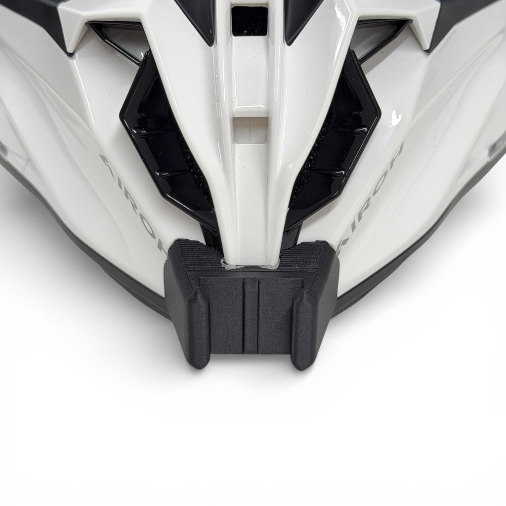 Vista frontal del casco AIROH TWIST 3 con el soporte de mentonera RiderMounts montado