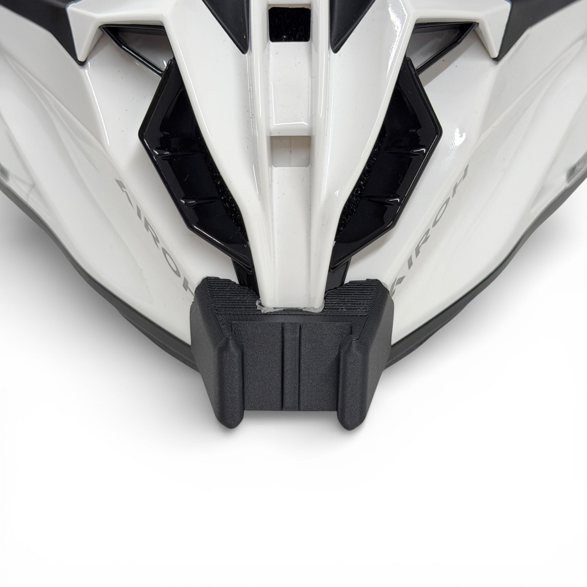 Vista frontal del casco AIROH TWIST 3 con el soporte de mentonera RiderMounts montado
