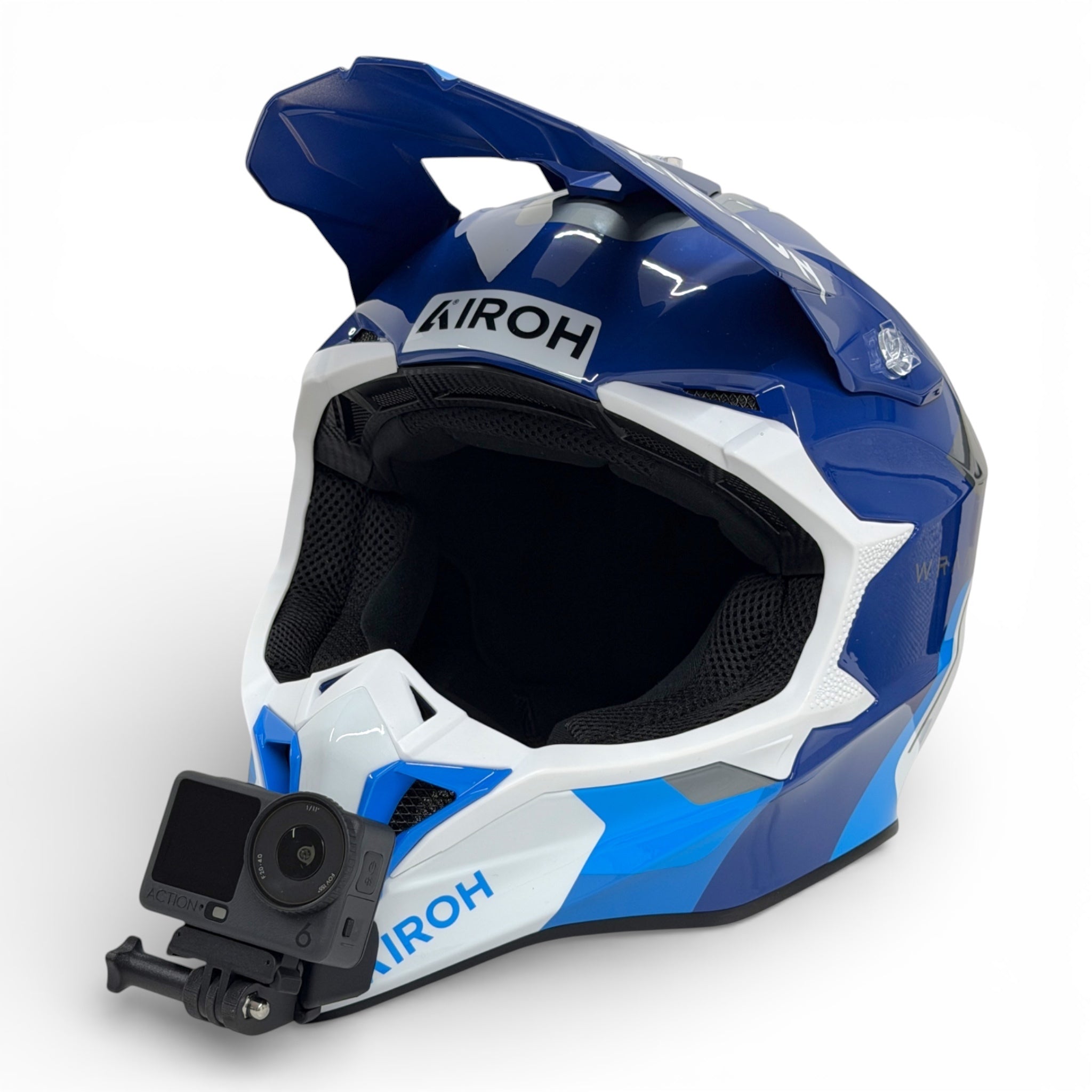 Casco AIROH WRAAAP con soporte de mentonera RiderMounts y cámara de acción montada