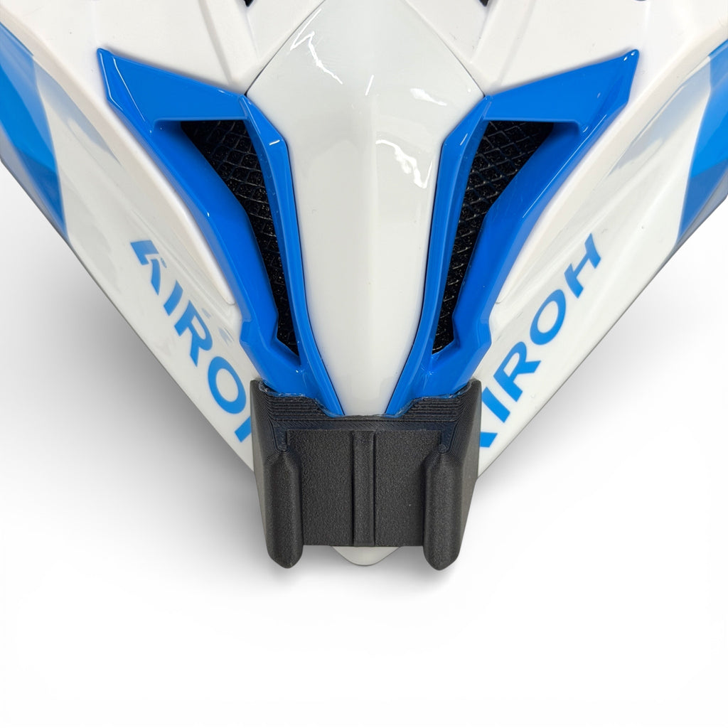 Vista frontal del casco AIROH WRAAAP con el soporte de mentonera RiderMounts montado