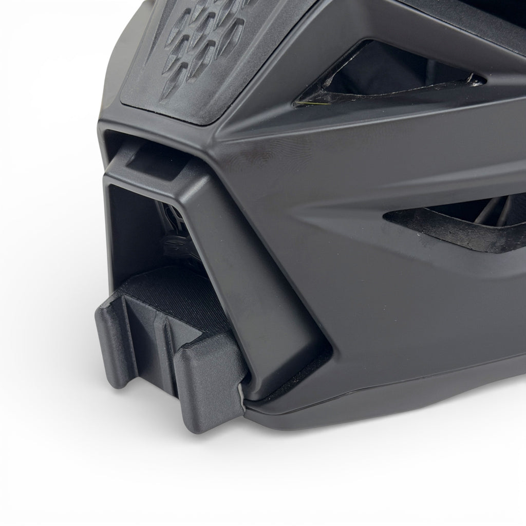 Primer plano del soporte de mentonera RiderMounts en la barbilla del casco ALPINESTARS SM3