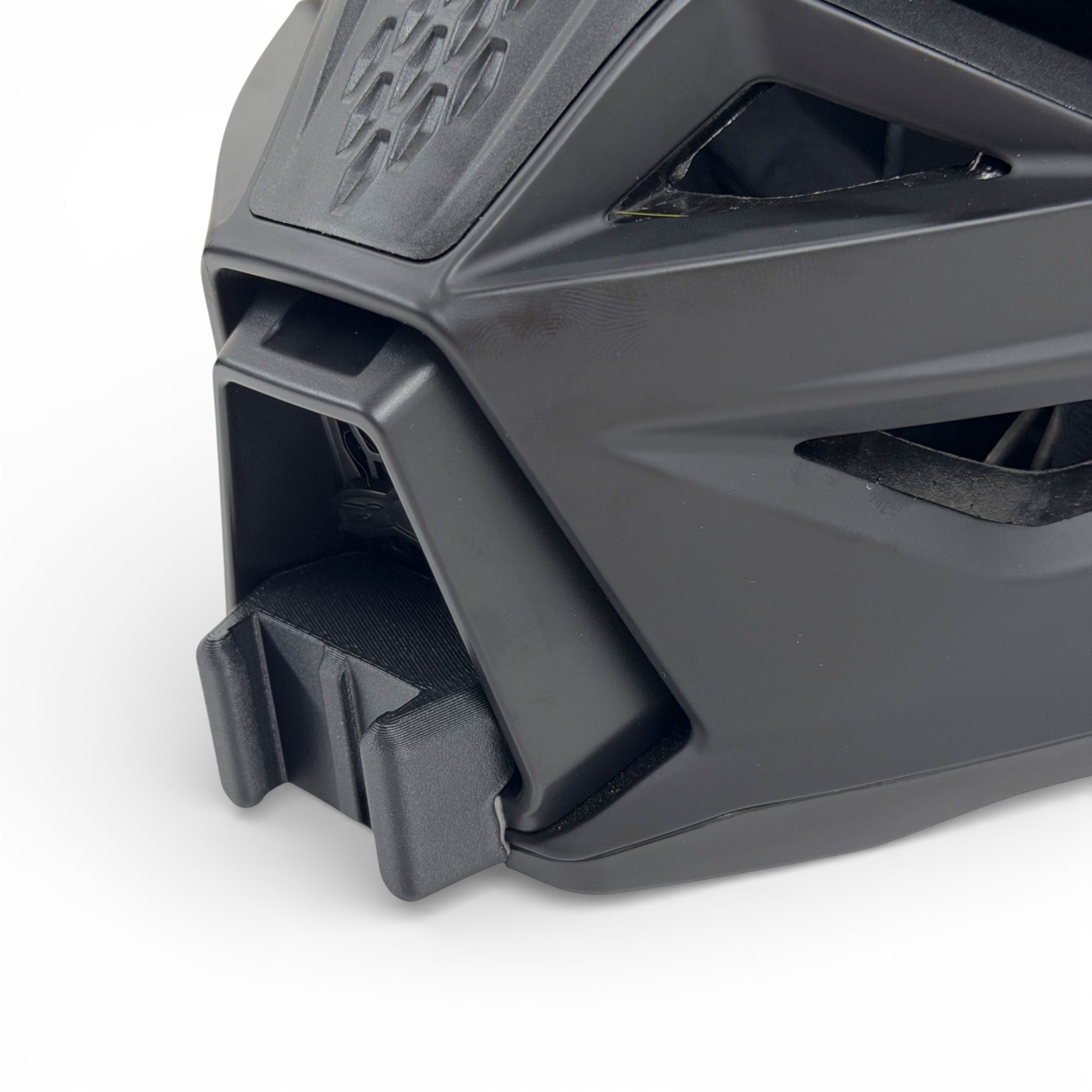Primer plano del soporte de mentonera RiderMounts en la barbilla del casco ALPINESTARS SM3