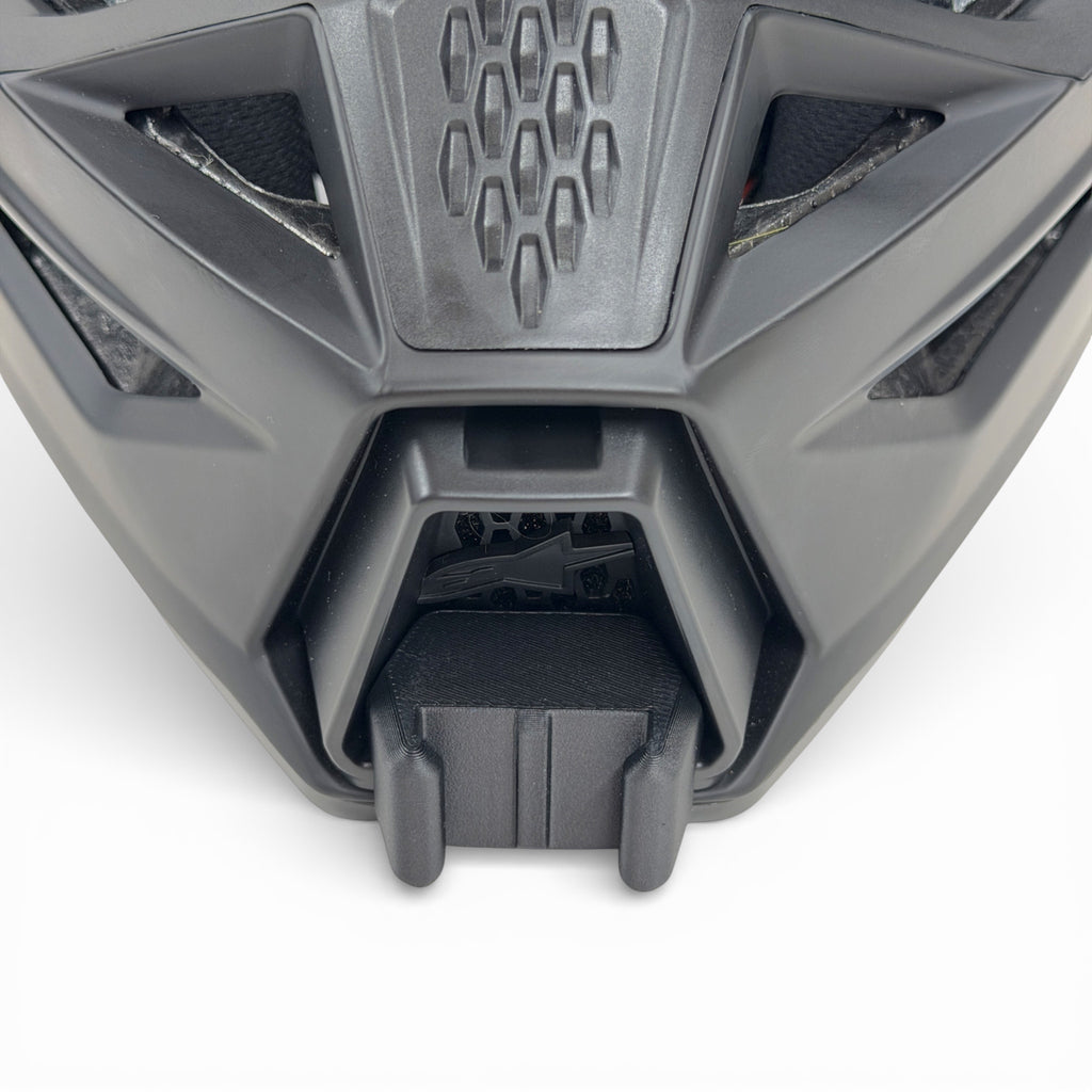 Vista frontal del casco ALPINESTARS SM3 con el soporte de mentonera RiderMounts montado