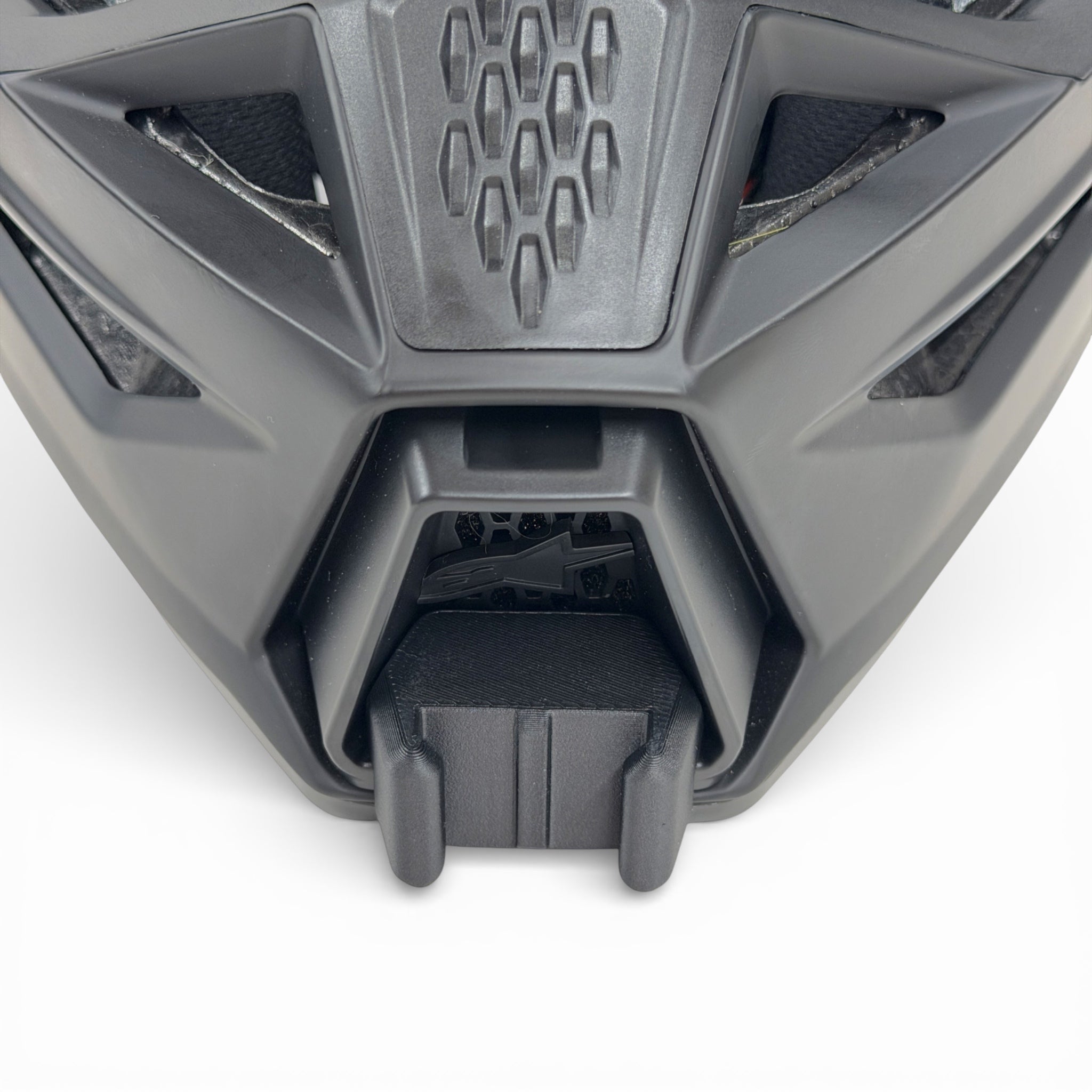 Vista frontal del casco ALPINESTARS SM3 con el soporte de mentonera RiderMounts montado