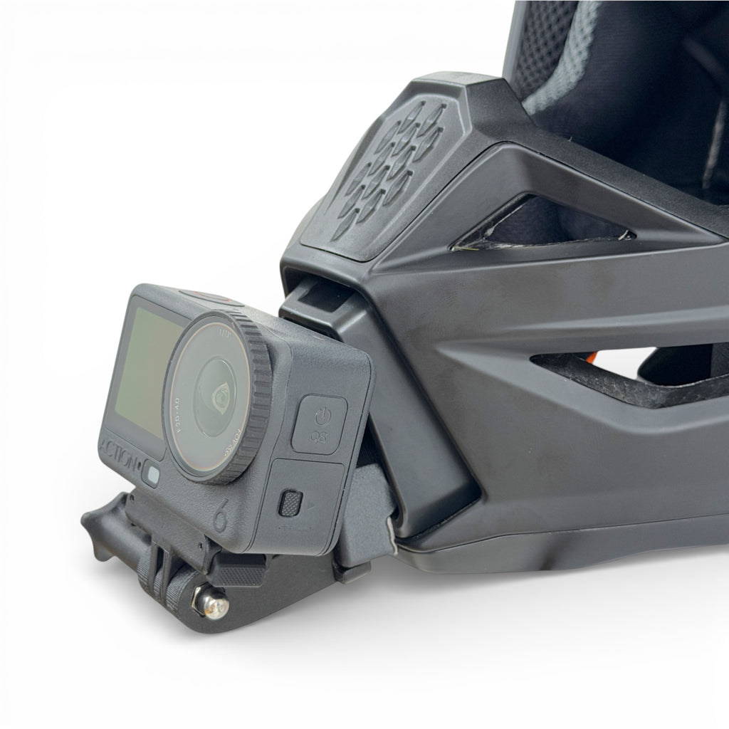 Soporte de mentonera RiderMounts en el casco ALPINESTARS SM3 visto desde otro ángulo