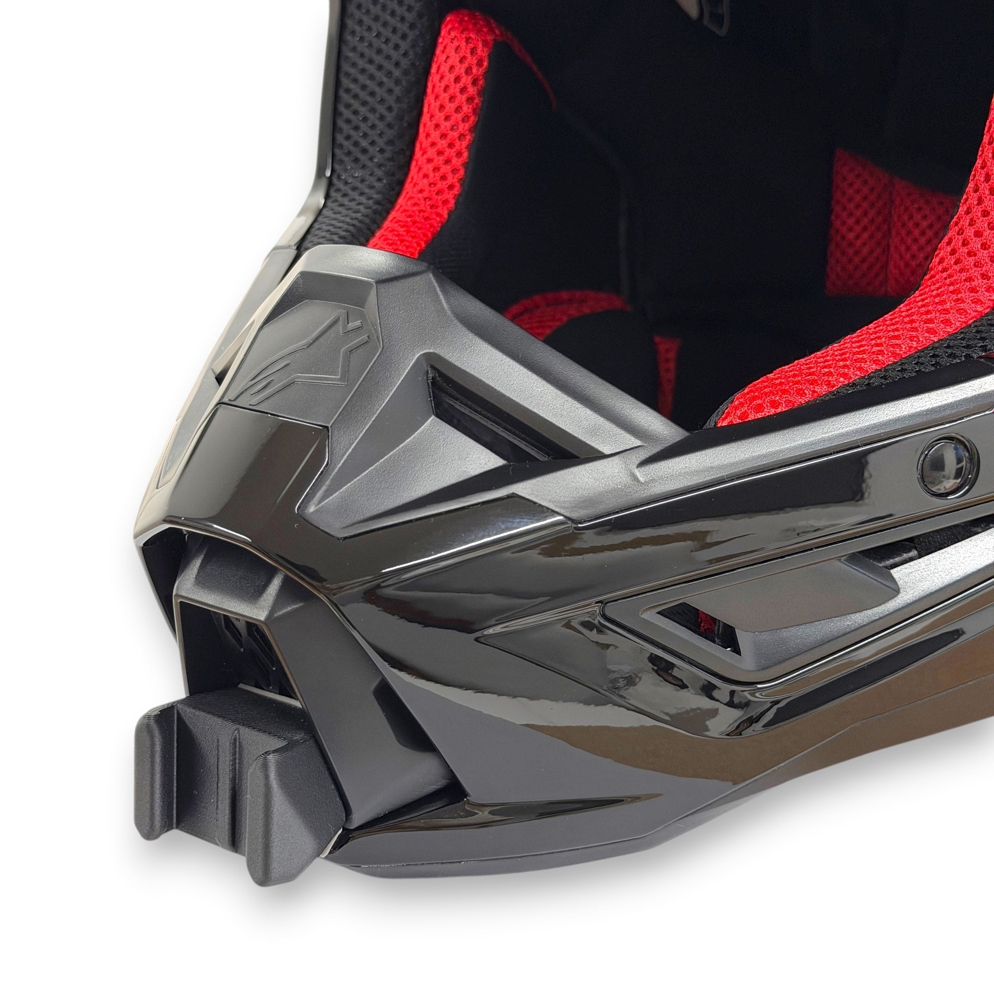 Primer plano del soporte de mentonera RiderMounts en la barbilla del casco ALPINESTARS SM5