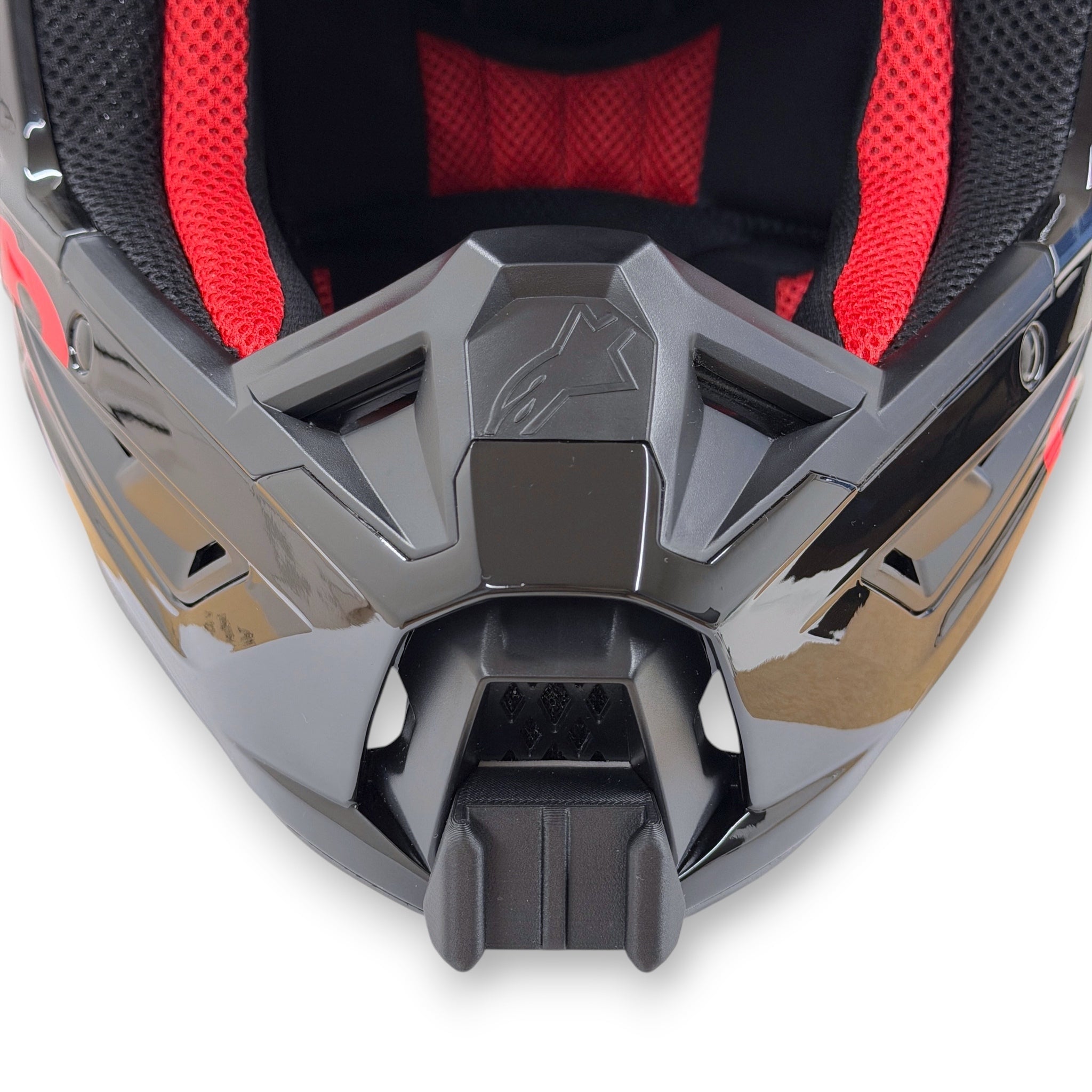 Vista frontal del casco ALPINESTARS SM5 con el soporte de mentonera RiderMounts montado