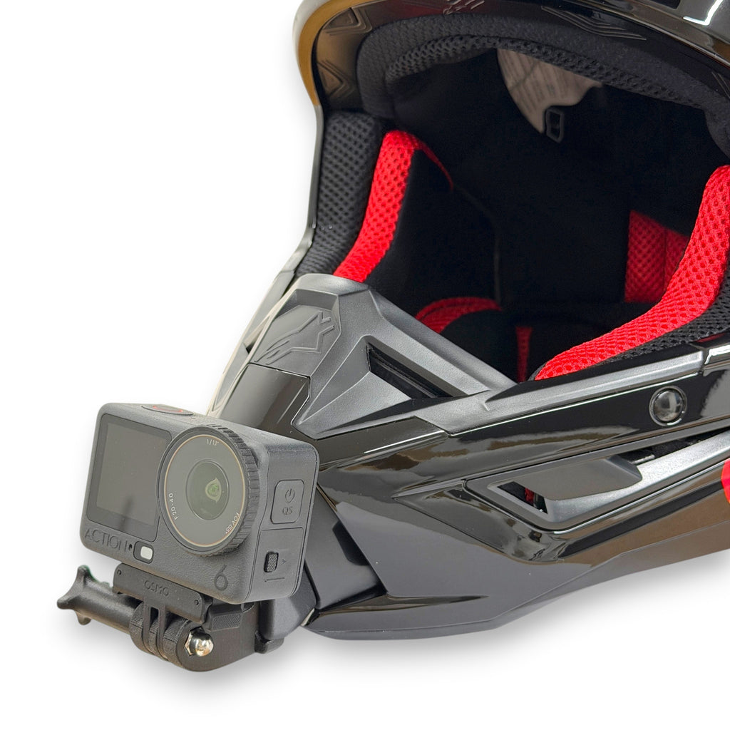 Soporte de mentonera RiderMounts en el casco ALPINESTARS SM5 visto desde otro ángulo