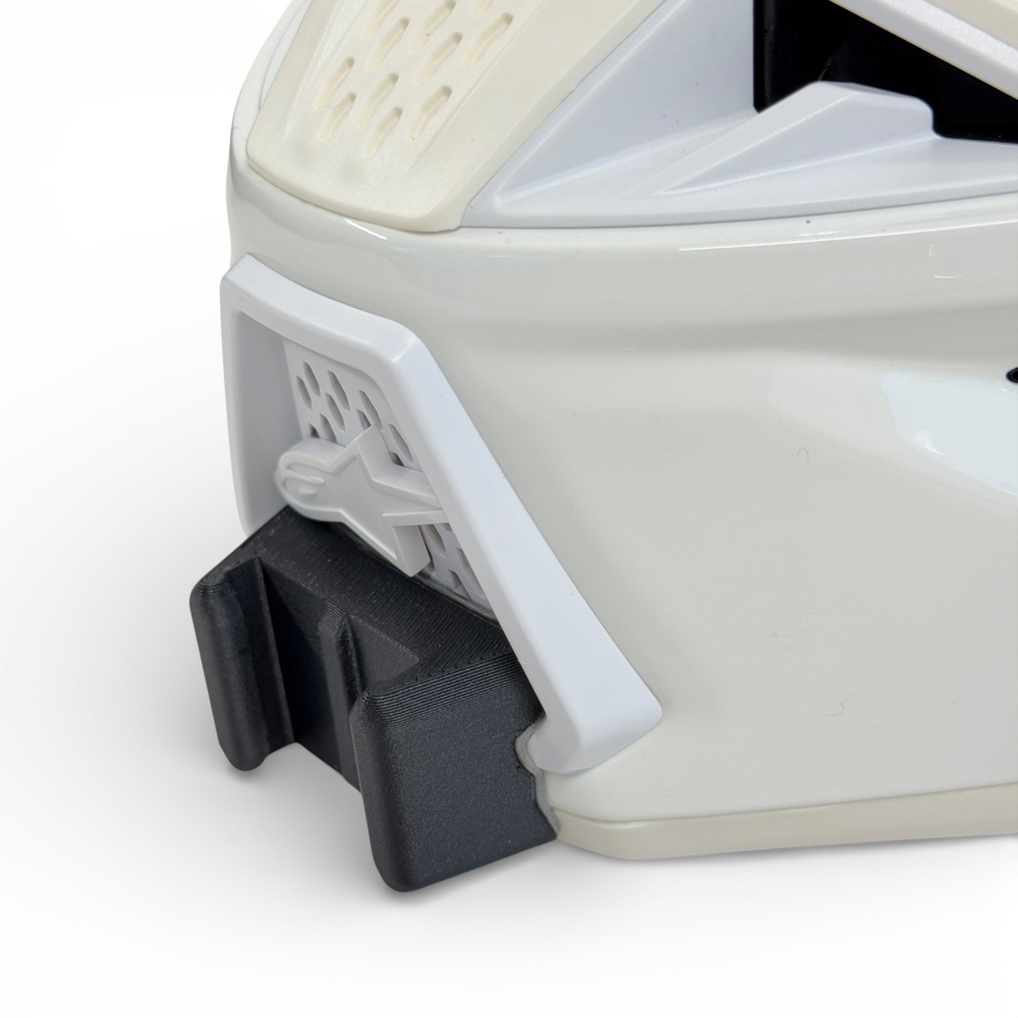 Primer plano del soporte de mentonera RiderMounts en la barbilla del casco ALPINESTARS SM7