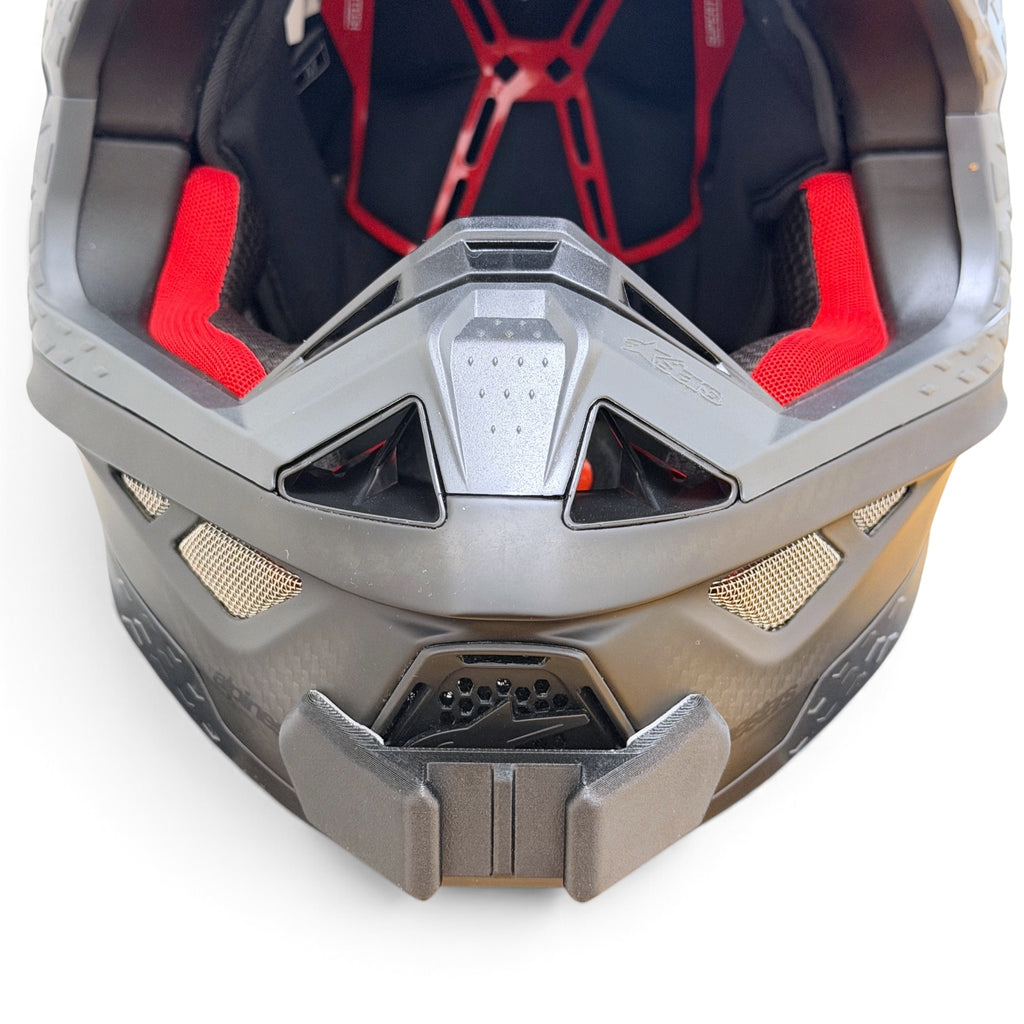 Vista frontal del casco ALPINESTARS SUPERTECH M10 con el soporte de mentonera RiderMounts montado