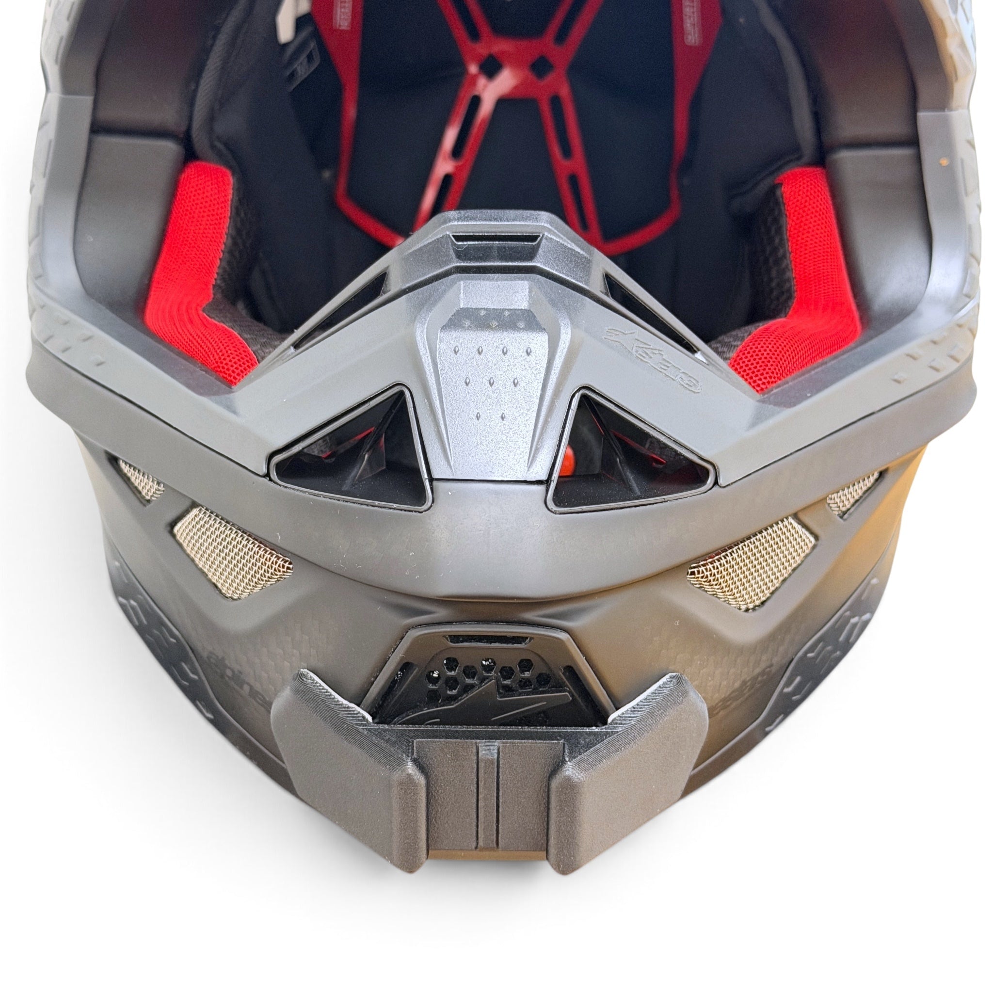 Vista frontal del casco ALPINESTARS SUPERTECH M10 con el soporte de mentonera RiderMounts montado