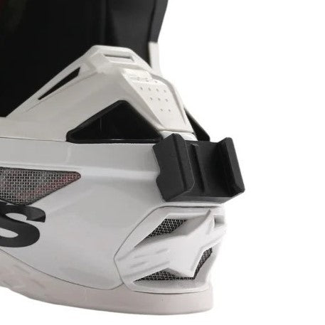 Primer plano del soporte de mentonera RiderMounts en la barbilla del casco ALPINESTARS SUPERTECH M8 (SM8)