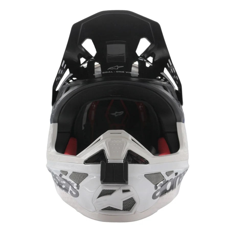 Vista frontal del casco ALPINESTARS SUPERTECH M8 (SM8) con el soporte de mentonera RiderMounts montado