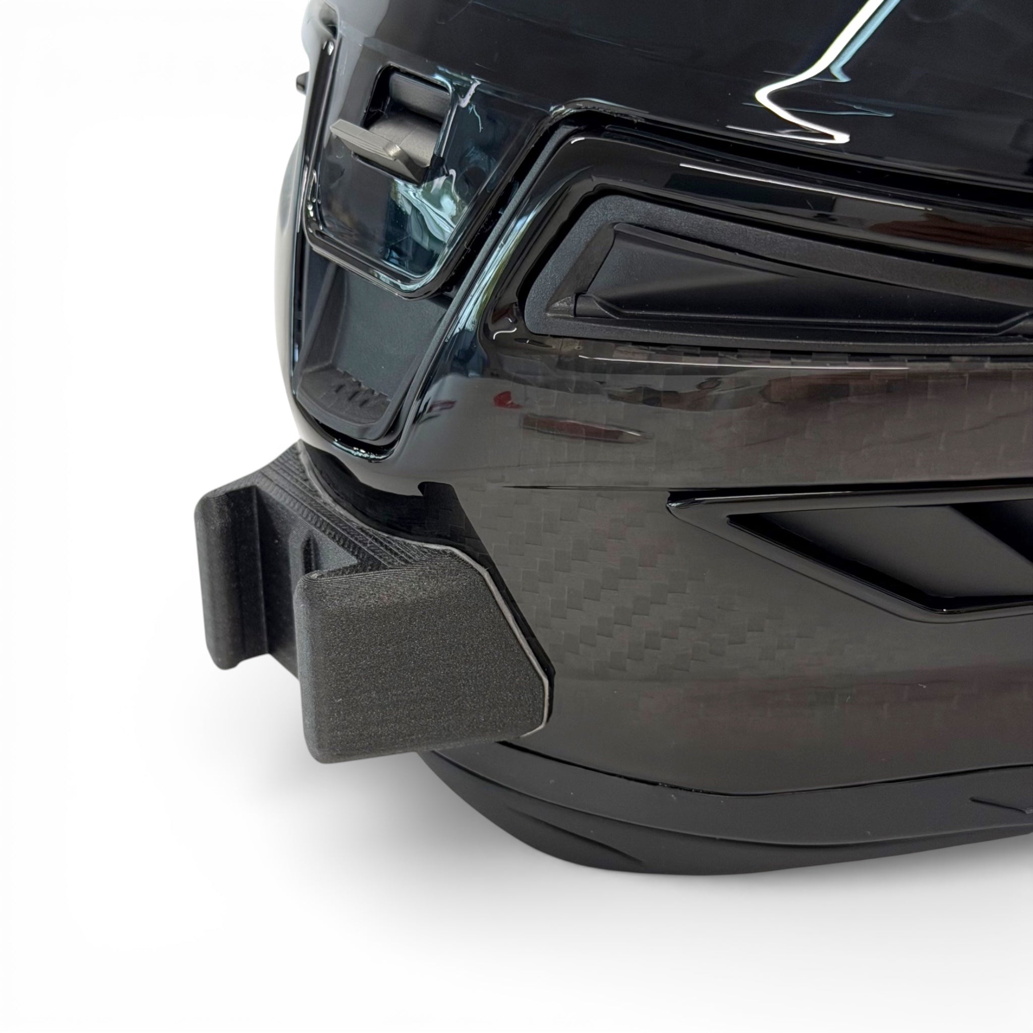 Primer plano del soporte de mentonera RiderMounts en la barbilla del casco ALPINESTARS SUPERTECH R10