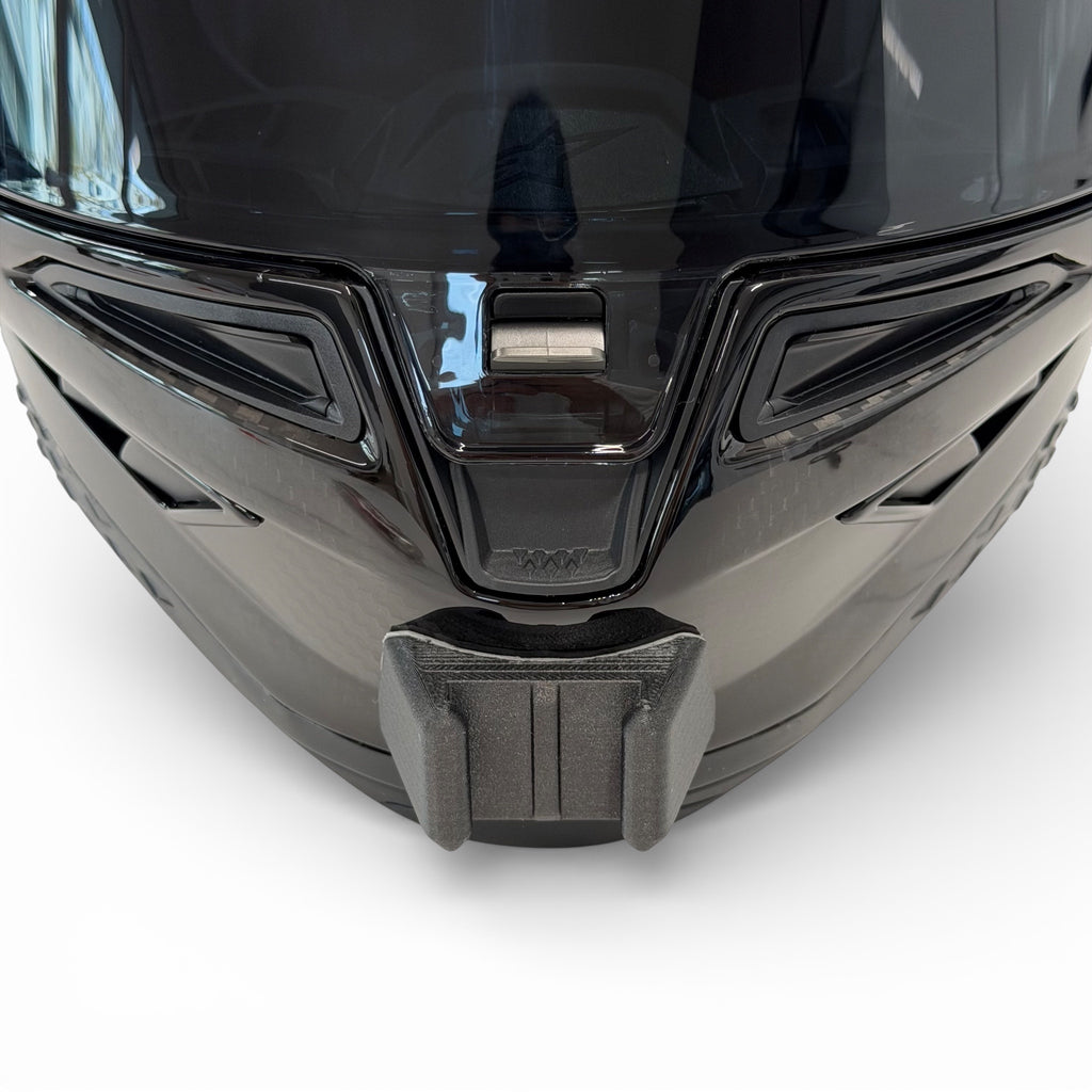Vista frontal del casco ALPINESTARS SUPERTECH R10 con el soporte de mentonera RiderMounts montado
