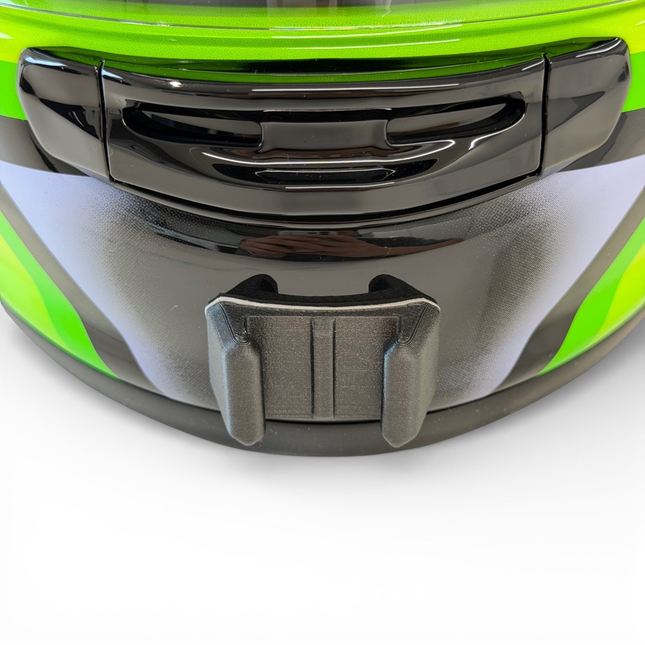 Vista frontal del casco ARAI QUANTIC con el soporte de mentonera RiderMounts montado