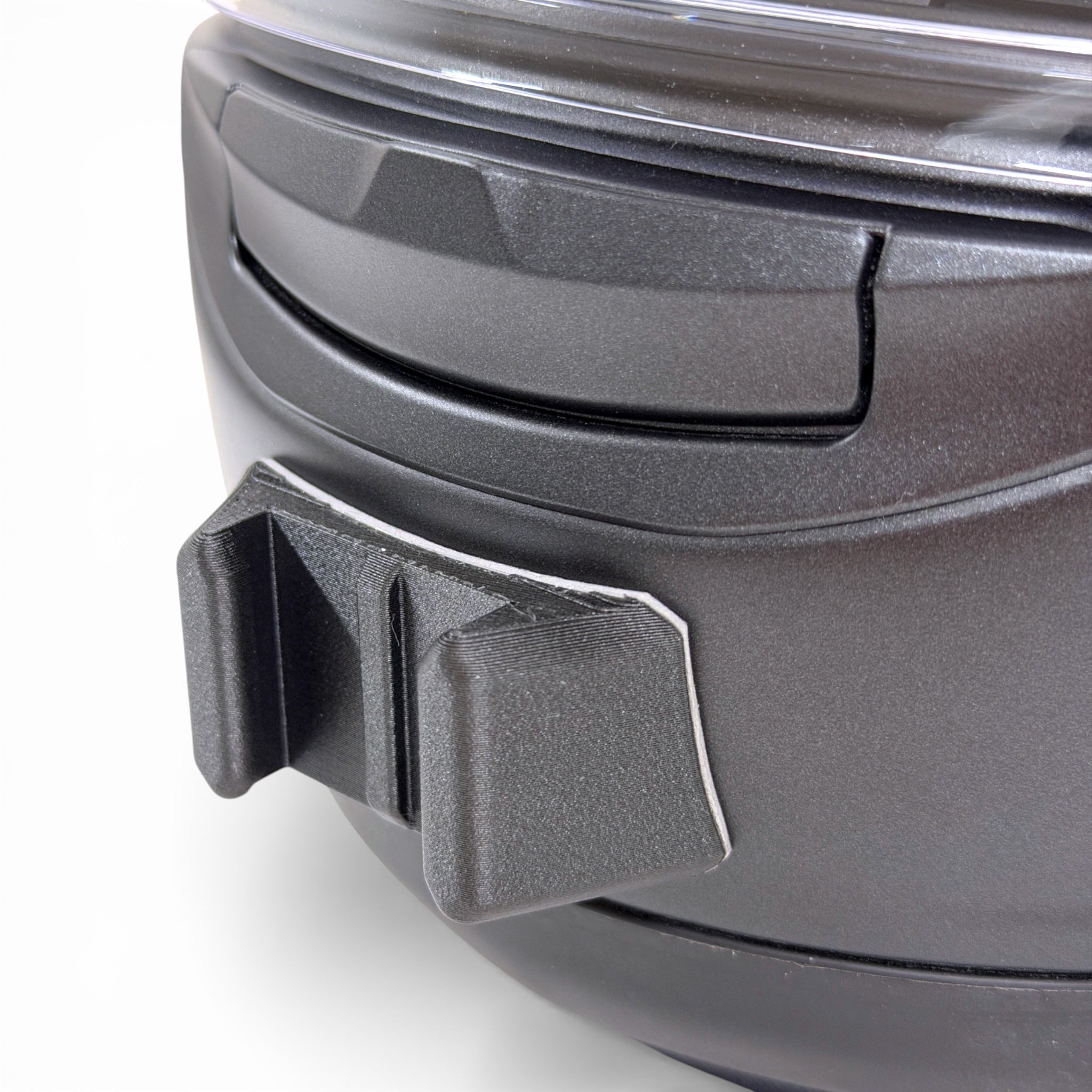 Primer plano del soporte de mentonera RiderMounts en la barbilla del casco ARAI RX-7V EVO