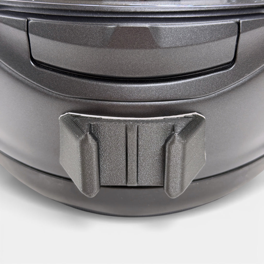 Vista frontal del casco ARAI RX-7V EVO con el soporte de mentonera RiderMounts montado
