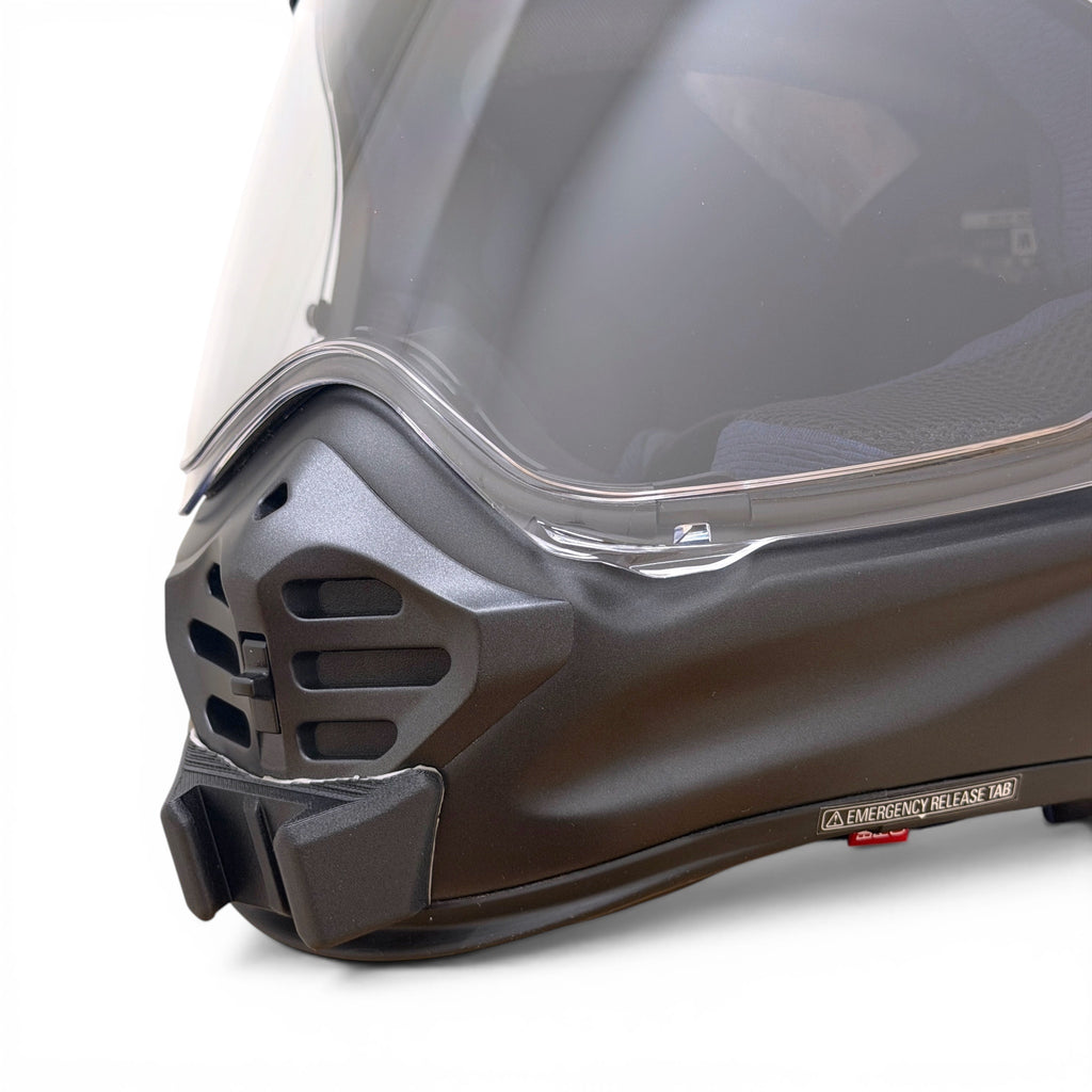 Primer plano del soporte de mentonera RiderMounts en la barbilla del casco ARAI TOUR-X5