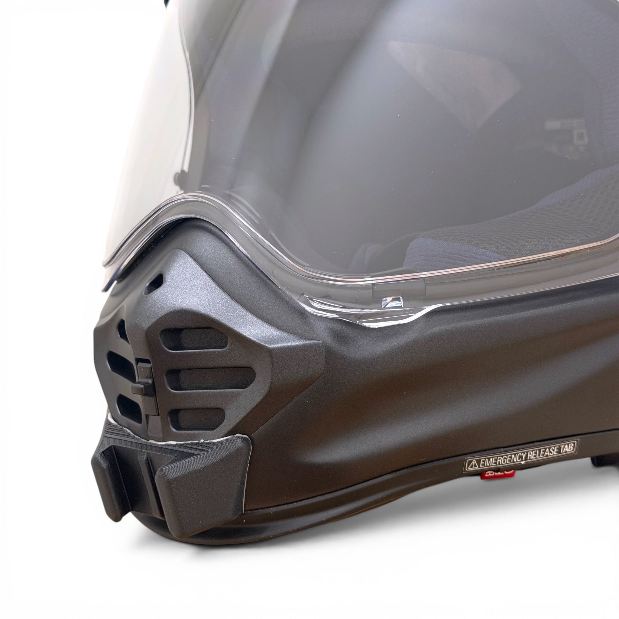 Primer plano del soporte de mentonera RiderMounts en la barbilla del casco ARAI TOUR-X5