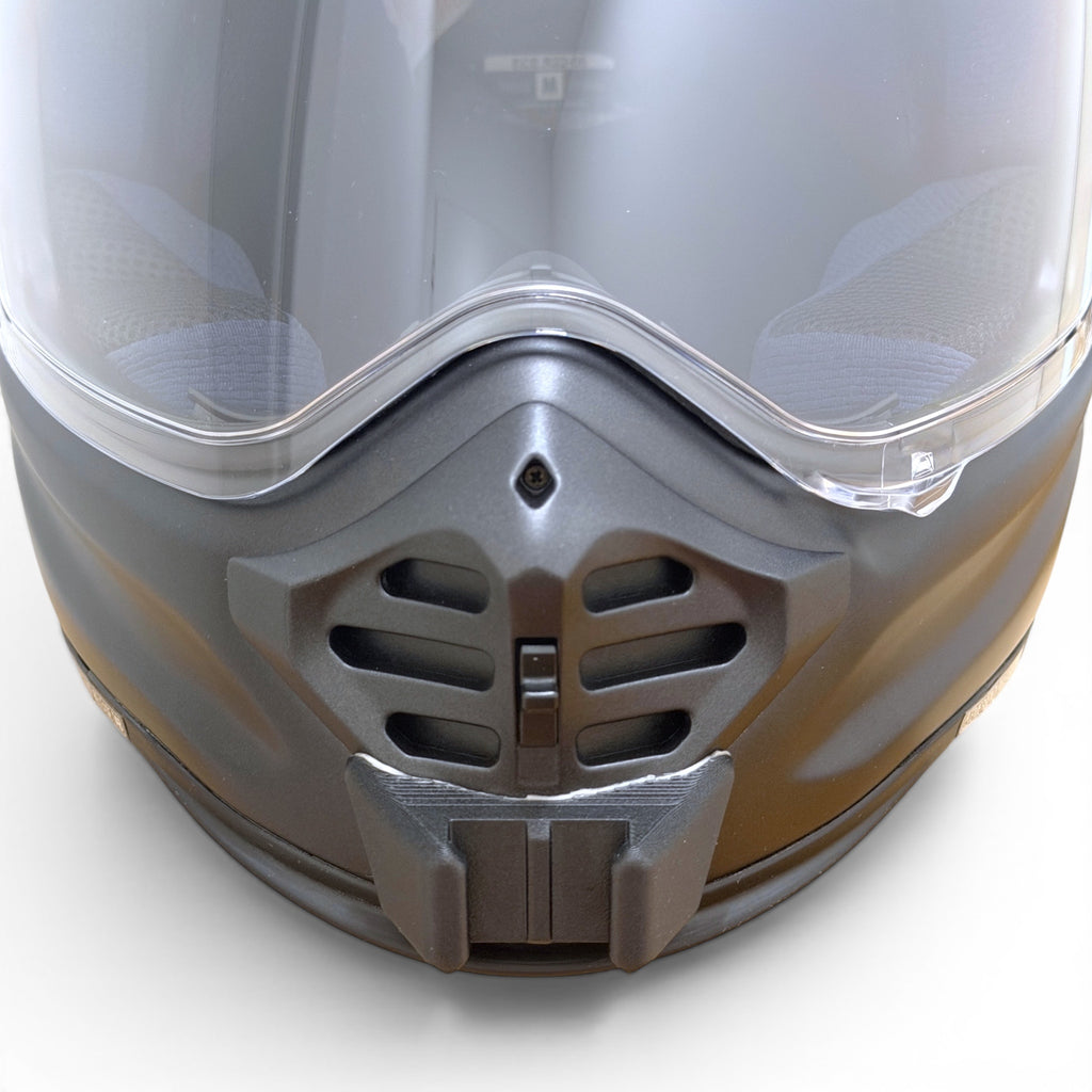 Vista frontal del casco ARAI TOUR-X5 con el soporte de mentonera RiderMounts montado
