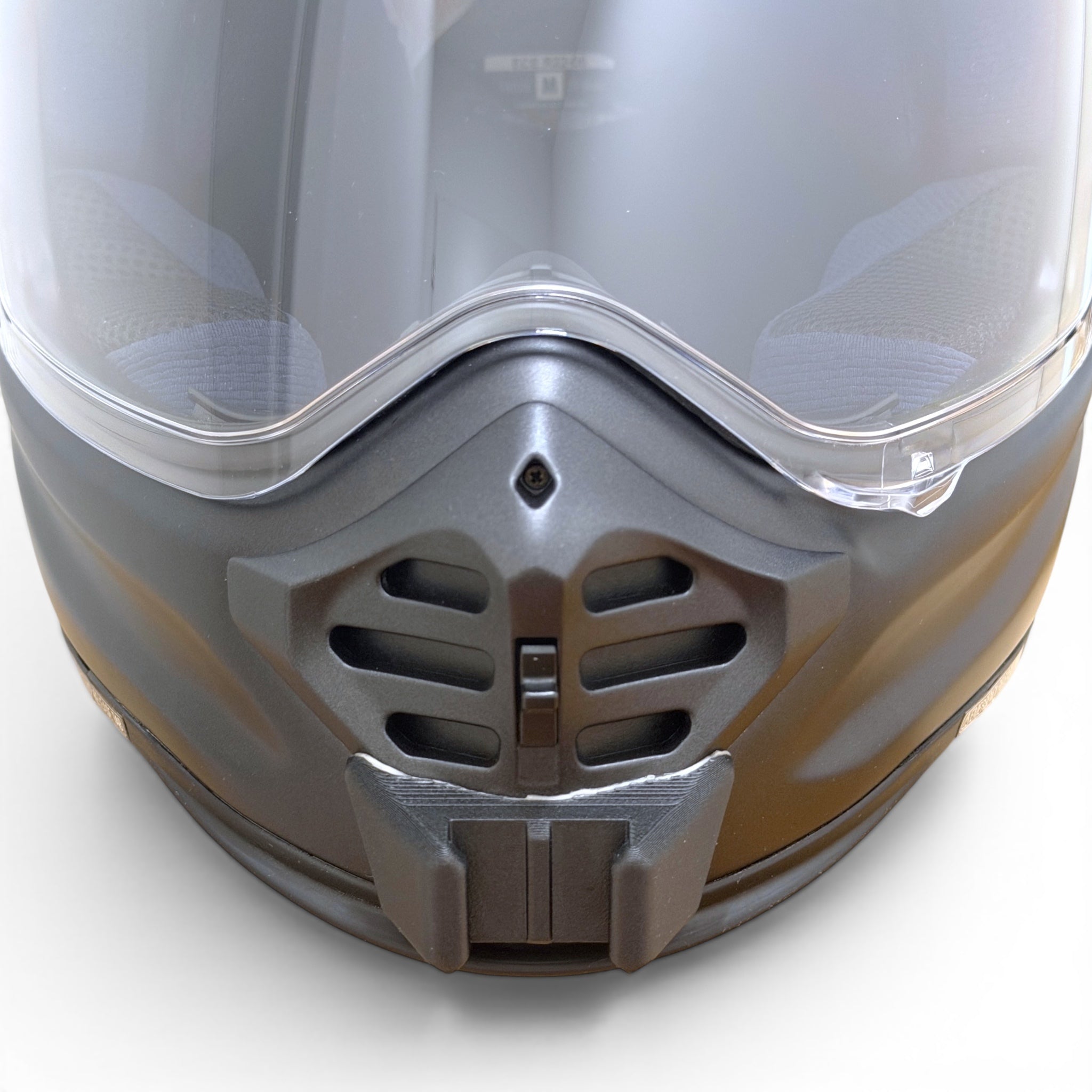 Vista frontal del casco ARAI TOUR-X5 con el soporte de mentonera RiderMounts montado