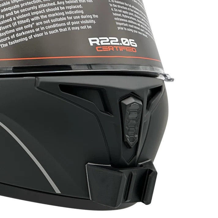 Primer plano del soporte de mentonera RiderMounts en la barbilla del casco AXXIS DRAKEN S
