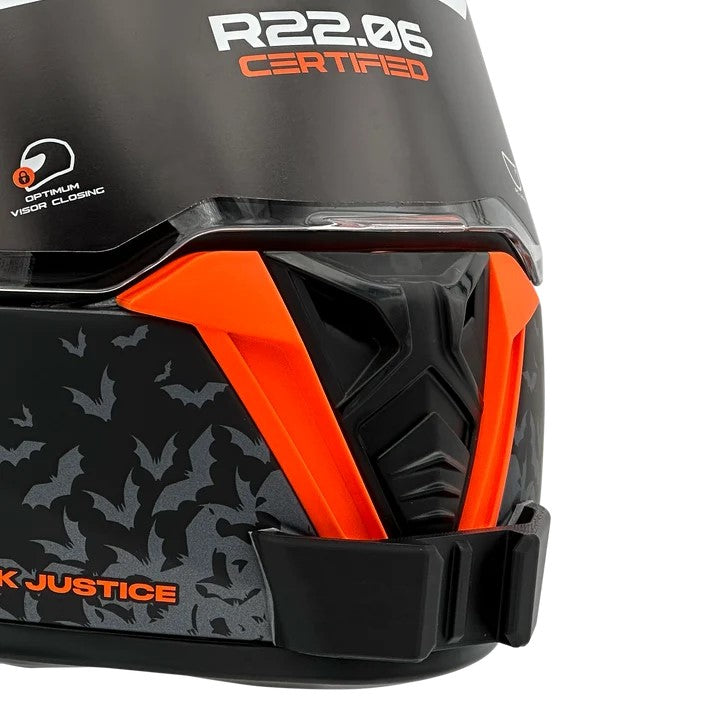 Primer plano del soporte de mentonera RiderMounts en la barbilla del casco AXXIS HAWK EVO SV