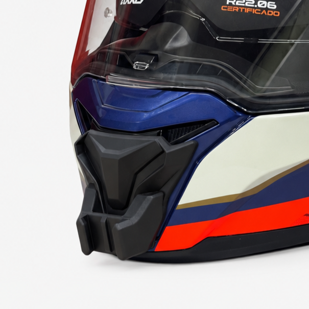 Primer plano del soporte de mentonera RiderMounts en la barbilla del casco AXXIS PANTHER SV