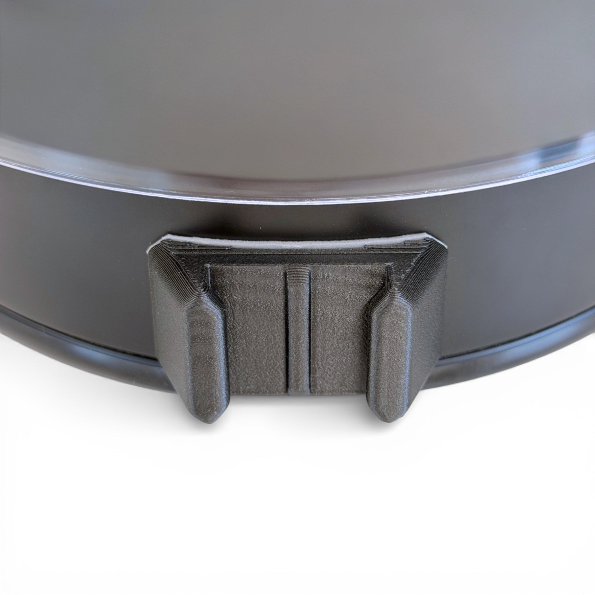 Vista frontal del casco BELL BULLIT GT con el soporte de mentonera RiderMounts montado