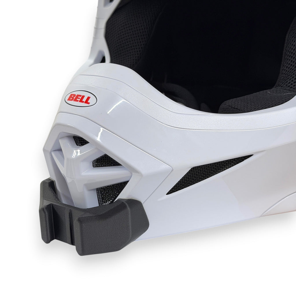 Primer plano del soporte de mentonera RiderMounts en la barbilla del casco BELL MX-10