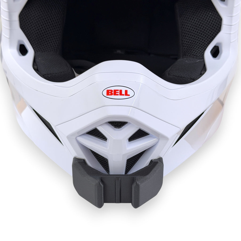 Vista frontal del casco BELL MX-10 con el soporte de mentonera RiderMounts montado