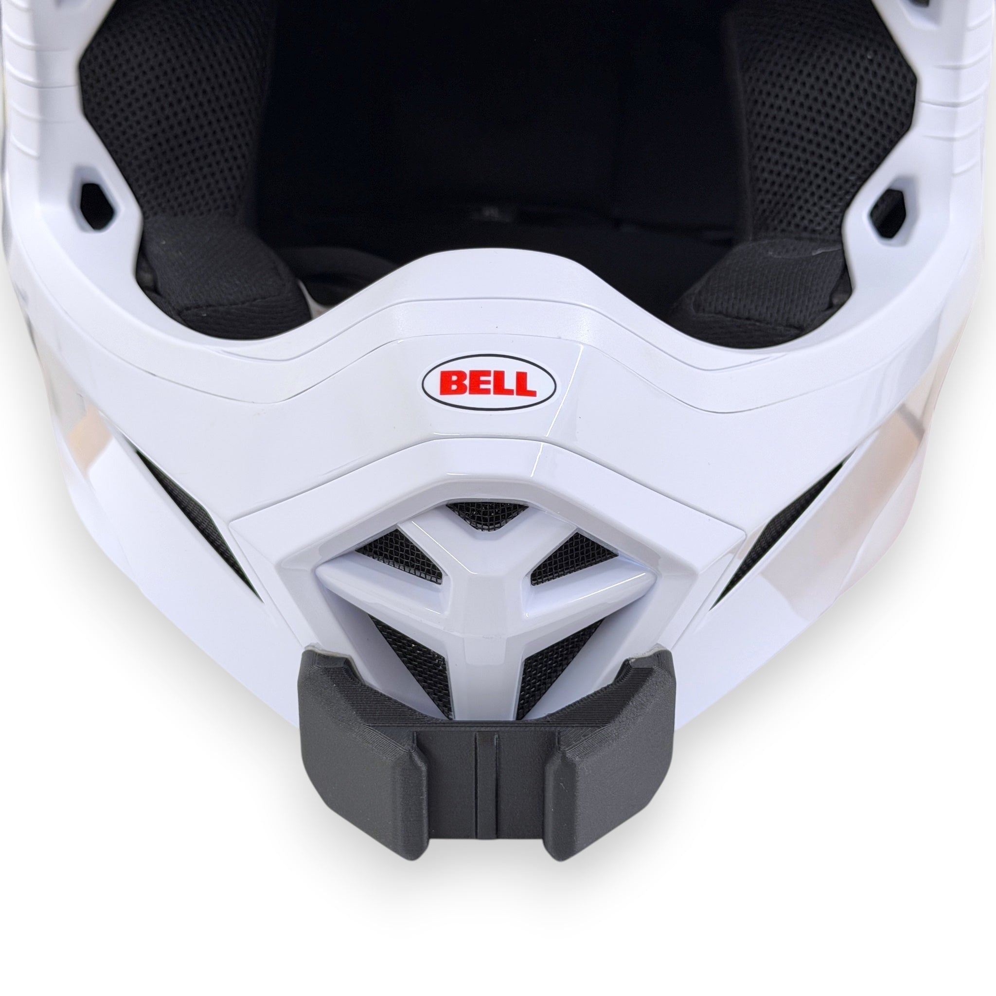 Vista frontal del casco BELL MX-10 con el soporte de mentonera RiderMounts montado