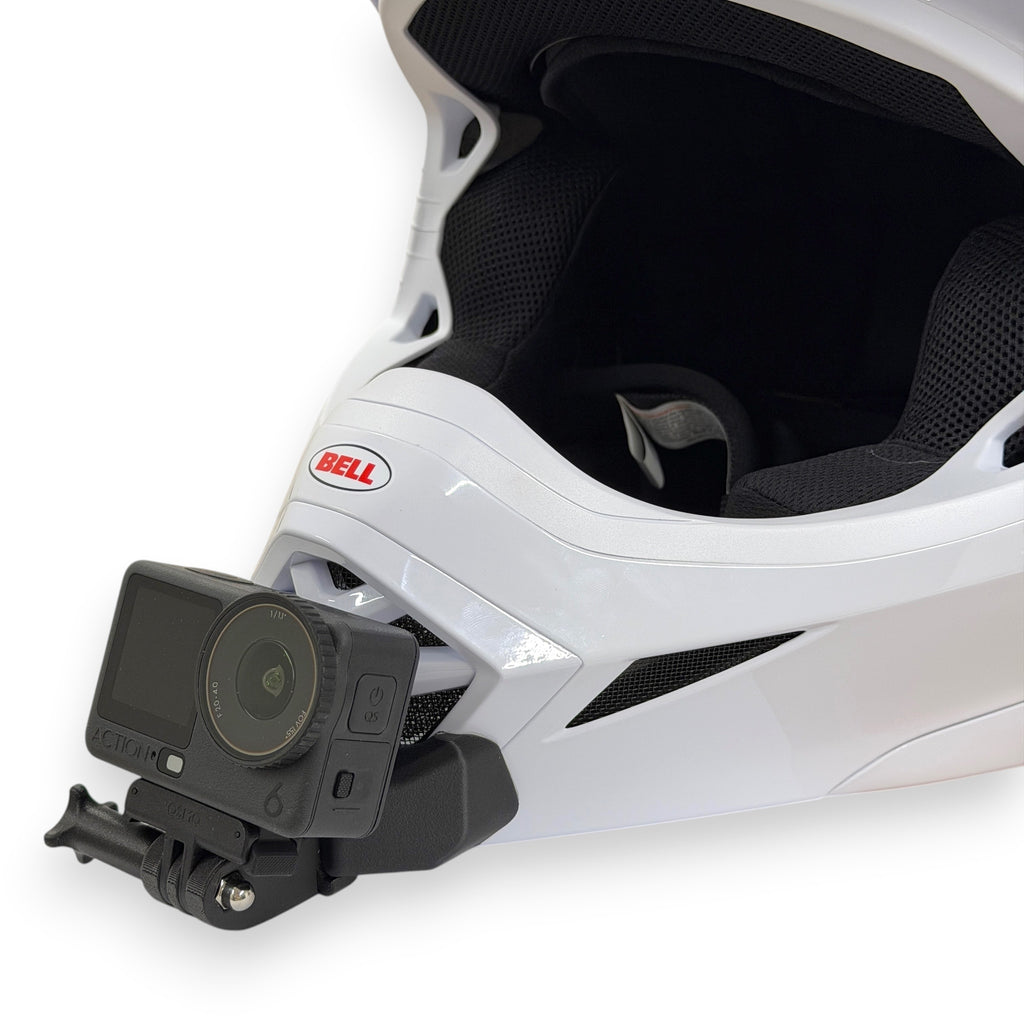 Soporte de mentonera RiderMounts en el casco BELL MX-10 visto desde otro ángulo