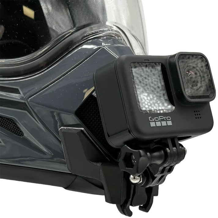 Primer plano del soporte de mentonera RiderMounts en la barbilla del casco BELL MX-9/MX-9 ADVENTURE