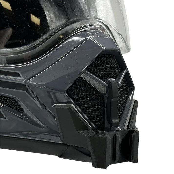 Vista frontal del casco BELL MX-9/MX-9 ADVENTURE con el soporte de mentonera RiderMounts montado