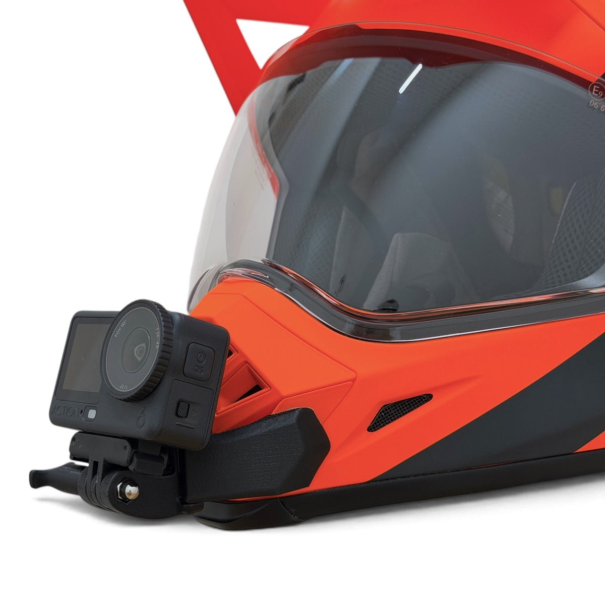 Soporte de mentonera RiderMounts en el casco BELL MX-9/MX-9 ADVENTURE visto desde otro ángulo