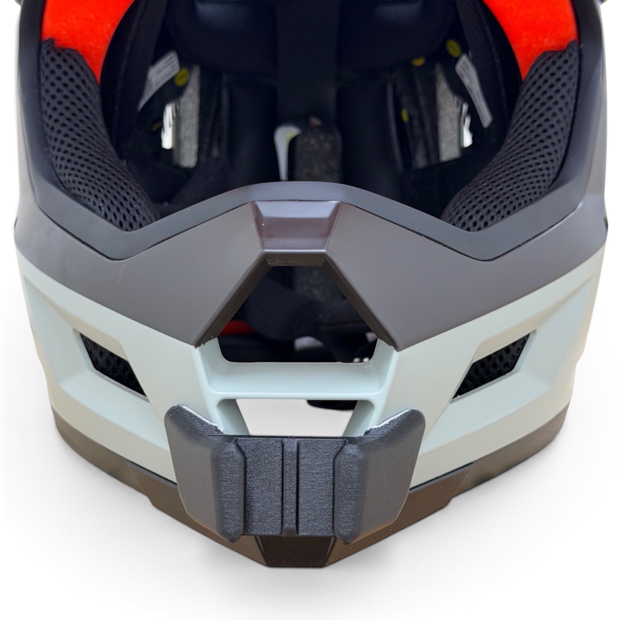 Vista frontal del casco BELL SANCTION 2 con el soporte de mentonera RiderMounts montado
