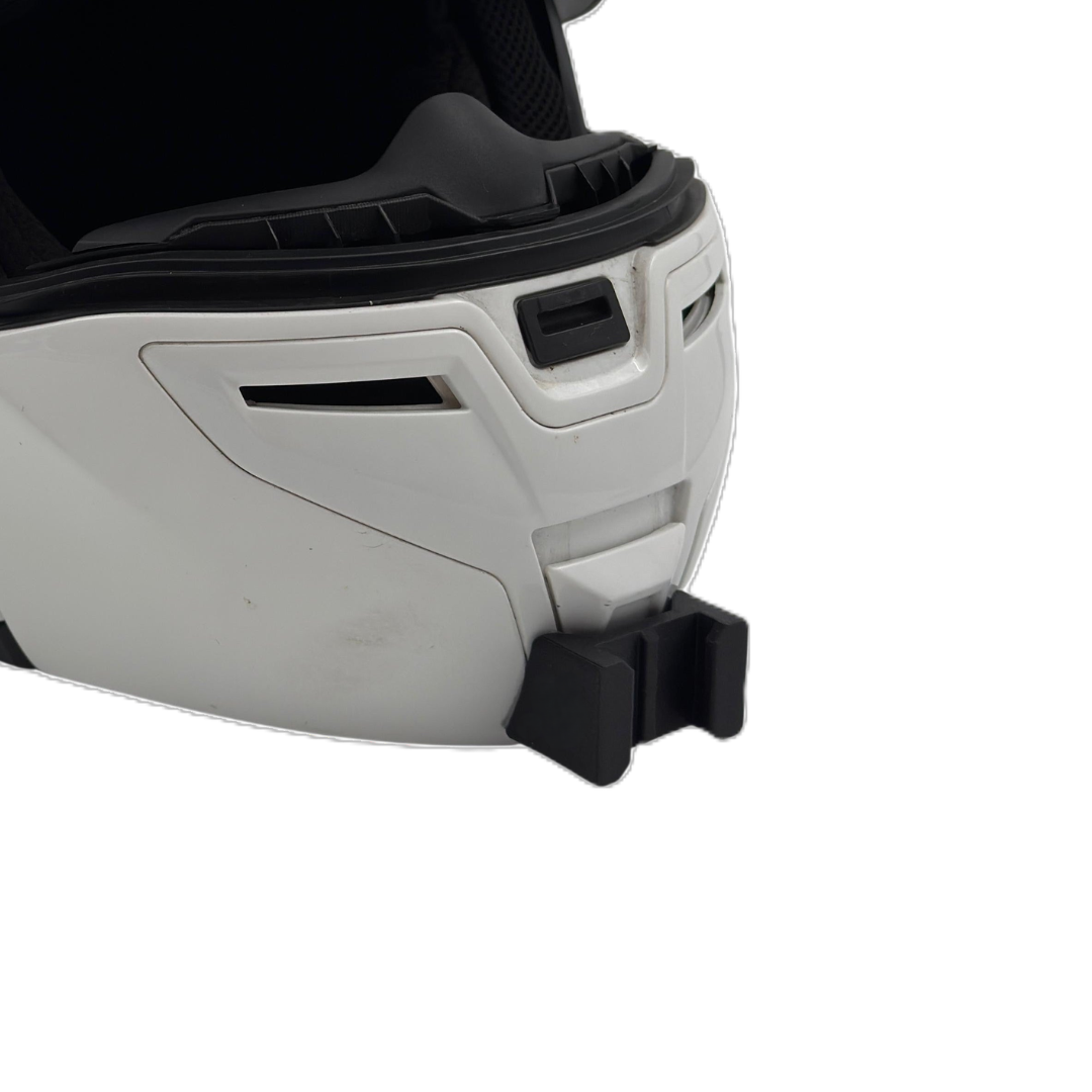 Primer plano del soporte de mentonera RiderMounts en la barbilla del casco BELL SRT MODULAR