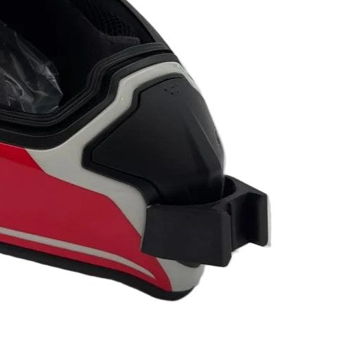 Primer plano del soporte de mentonera RiderMounts en la barbilla del casco BMW GS CARBON EVO