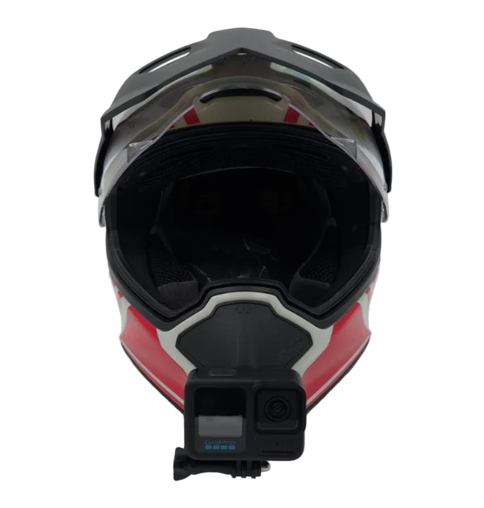 Soporte de mentonera RiderMounts en el casco BMW GS CARBON EVO visto desde otro ángulo
