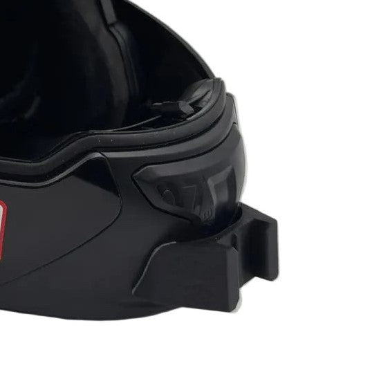 Primer plano del soporte de mentonera RiderMounts en la barbilla del casco BMW SYSTEM 7