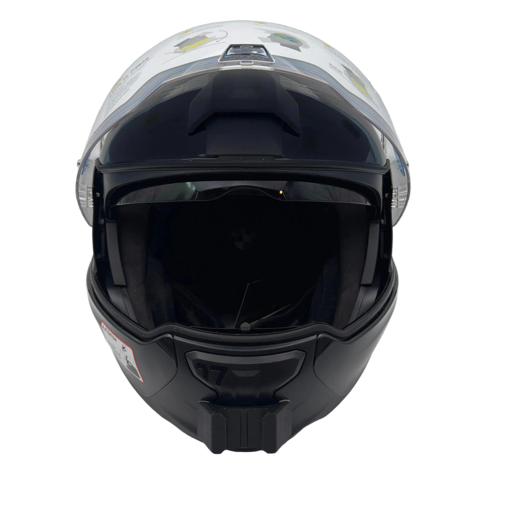 Vista frontal del casco BMW SYSTEM 7 con el soporte de mentonera RiderMounts montado