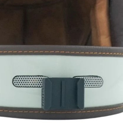 Primer plano del soporte de mentonera RiderMounts en la barbilla del casco BY CITY Roadster