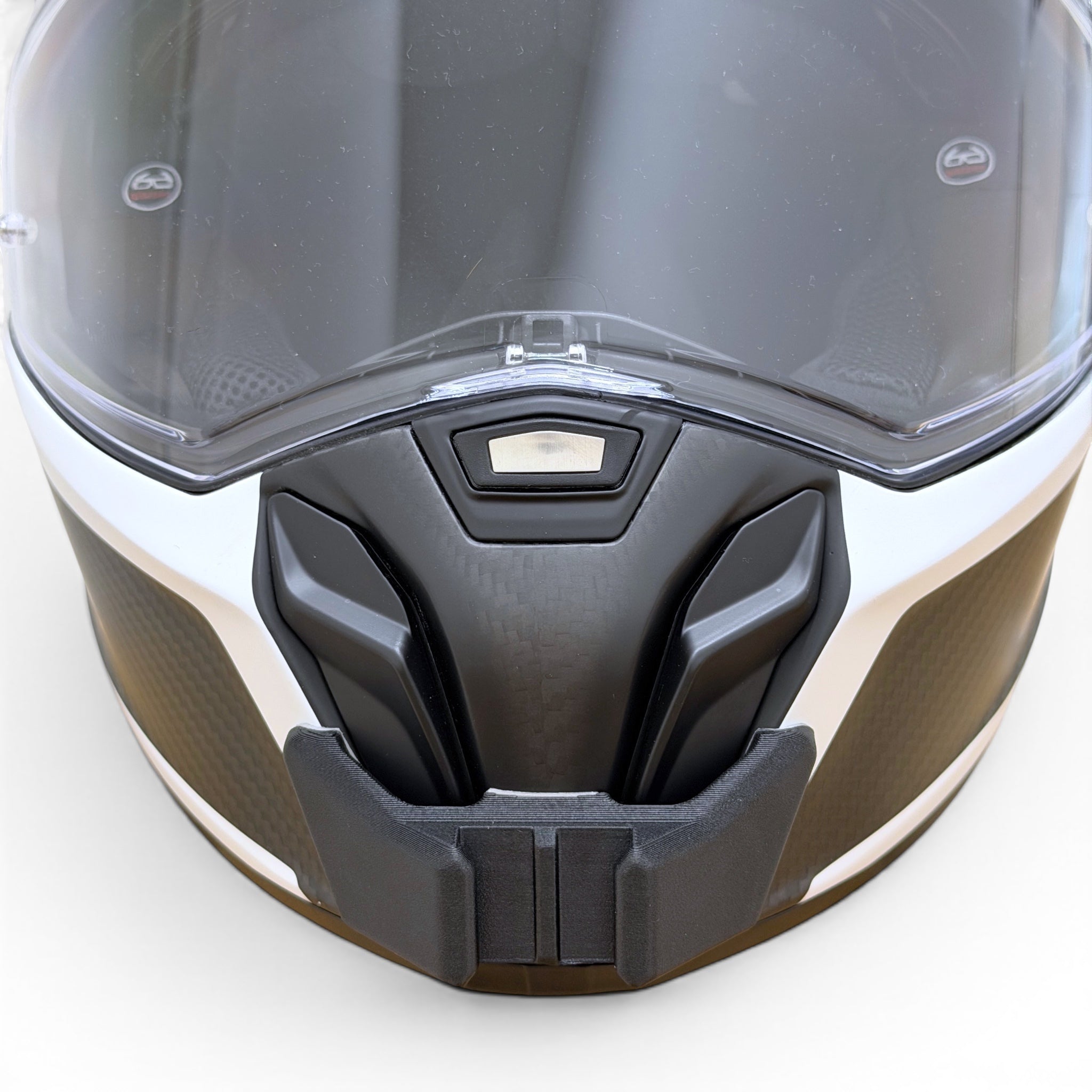 Vista frontal del casco CABERG DRIFT EVO 2 con el soporte de mentonera RiderMounts montado