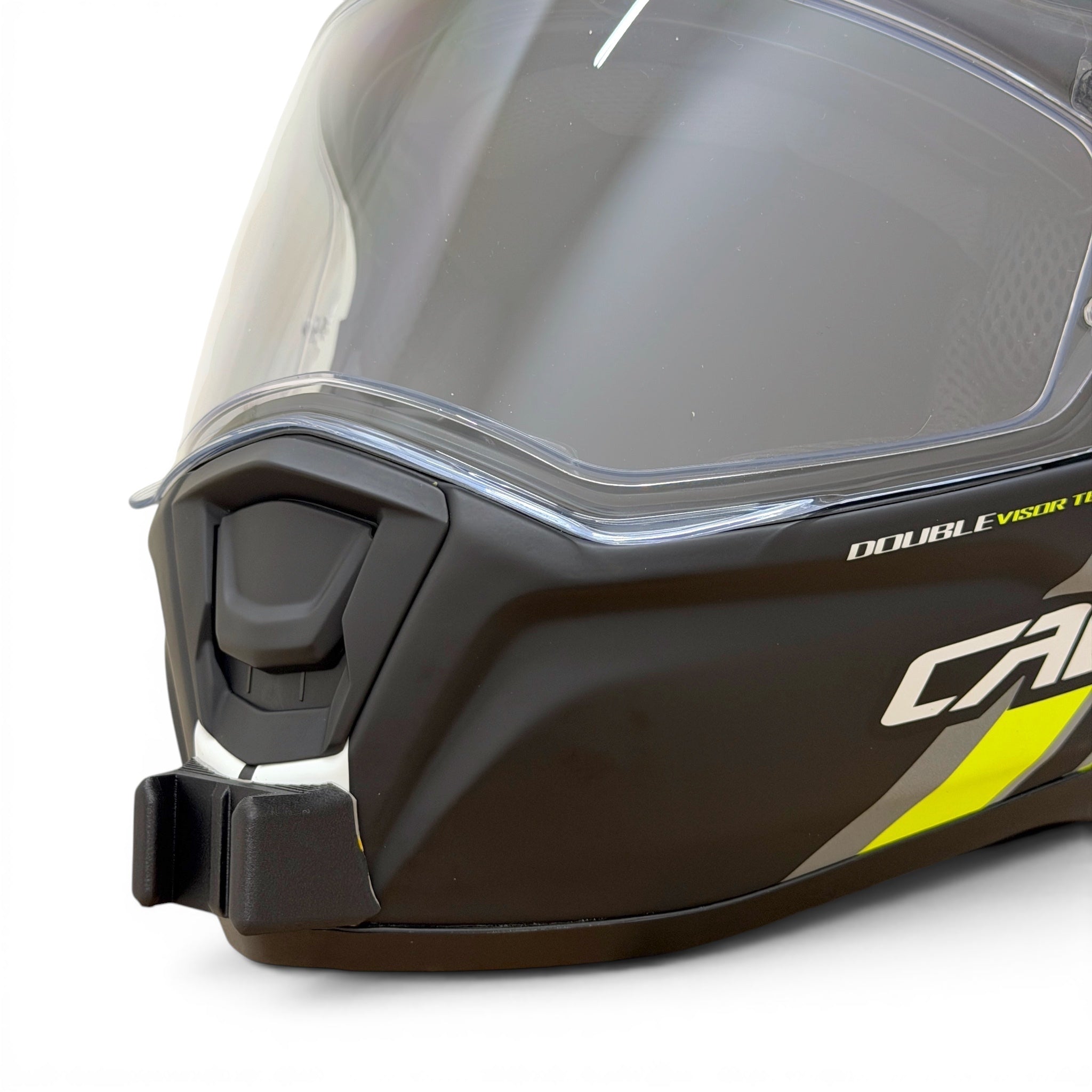 Primer plano del soporte de mentonera RiderMounts en la barbilla del casco CABERG DRIFT EVO